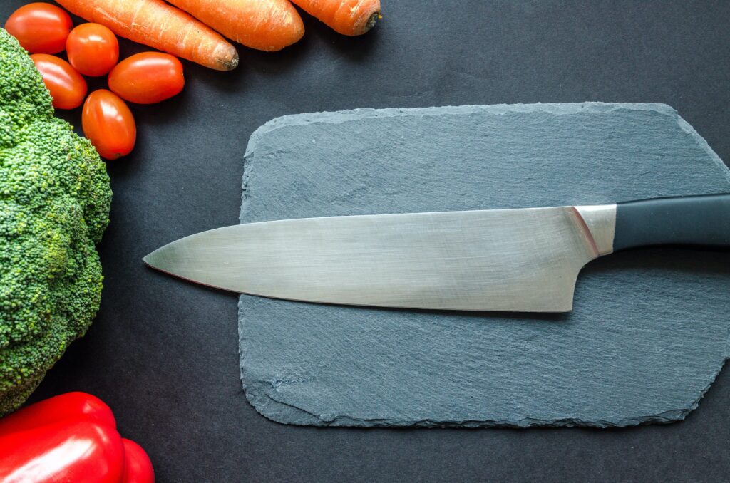 kitchen-knife-with-vegetables-1024x678